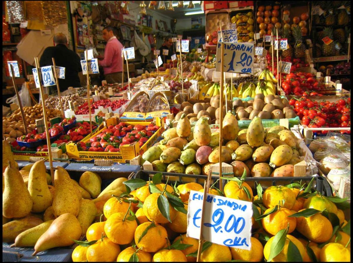Apartment For 2 In Catania, B&B Le Voci Del Mercato Luaran gambar